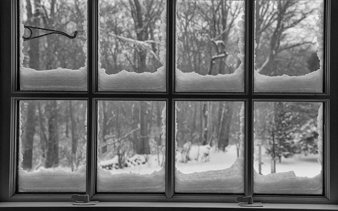 پنجره قدیمی در برف