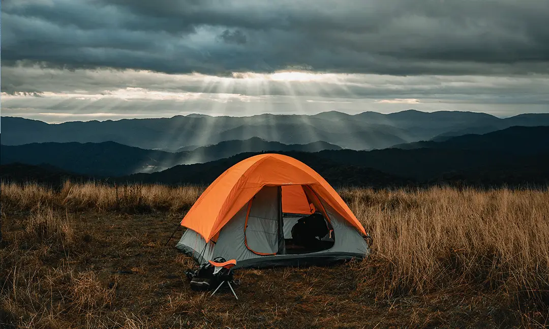 چادر کمپینگ در طبیعت یا کوه