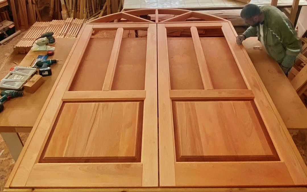 نصب قطعات مختلف درب چوبی