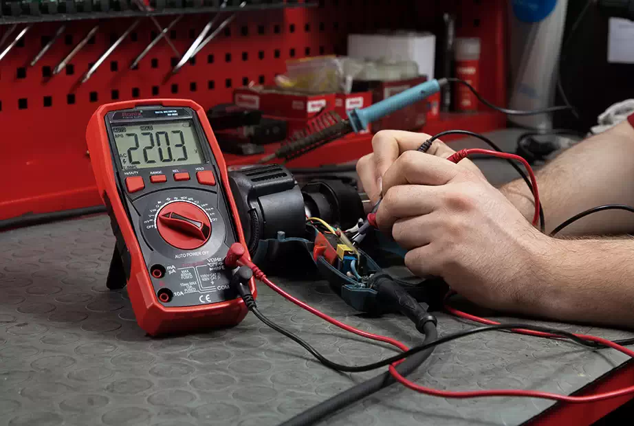 اندازه‌گیری ولتاژ با مولتی متر رونیکس