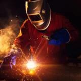 علت برق زدن چشم در جوشکاری چیست؟ | ۸ درمان سوزش چشم بعد از جوشکاری